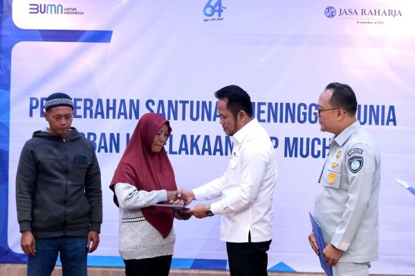 Gubernur Kalimantan Timur Serahkan Santunan Jasa Raharja 2 600