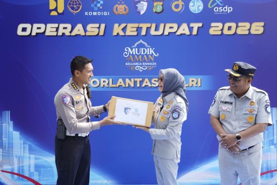 Bn 2 Direktur Hubungan Kelembagaan Jasa Raharja Dewi Aryani Suzana bersama jajaran Korlantas Polri 
