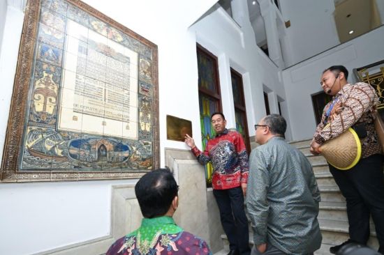 BN 2 Menteri Kebudayaan Fadli Zon bersama Direktur Utama Jasa Raharja Muhammad Awaluddin