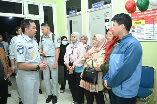 BN 2 Direktur Utama Muhammad Awaluddin saat Mengunjungi korban kecelakaan 